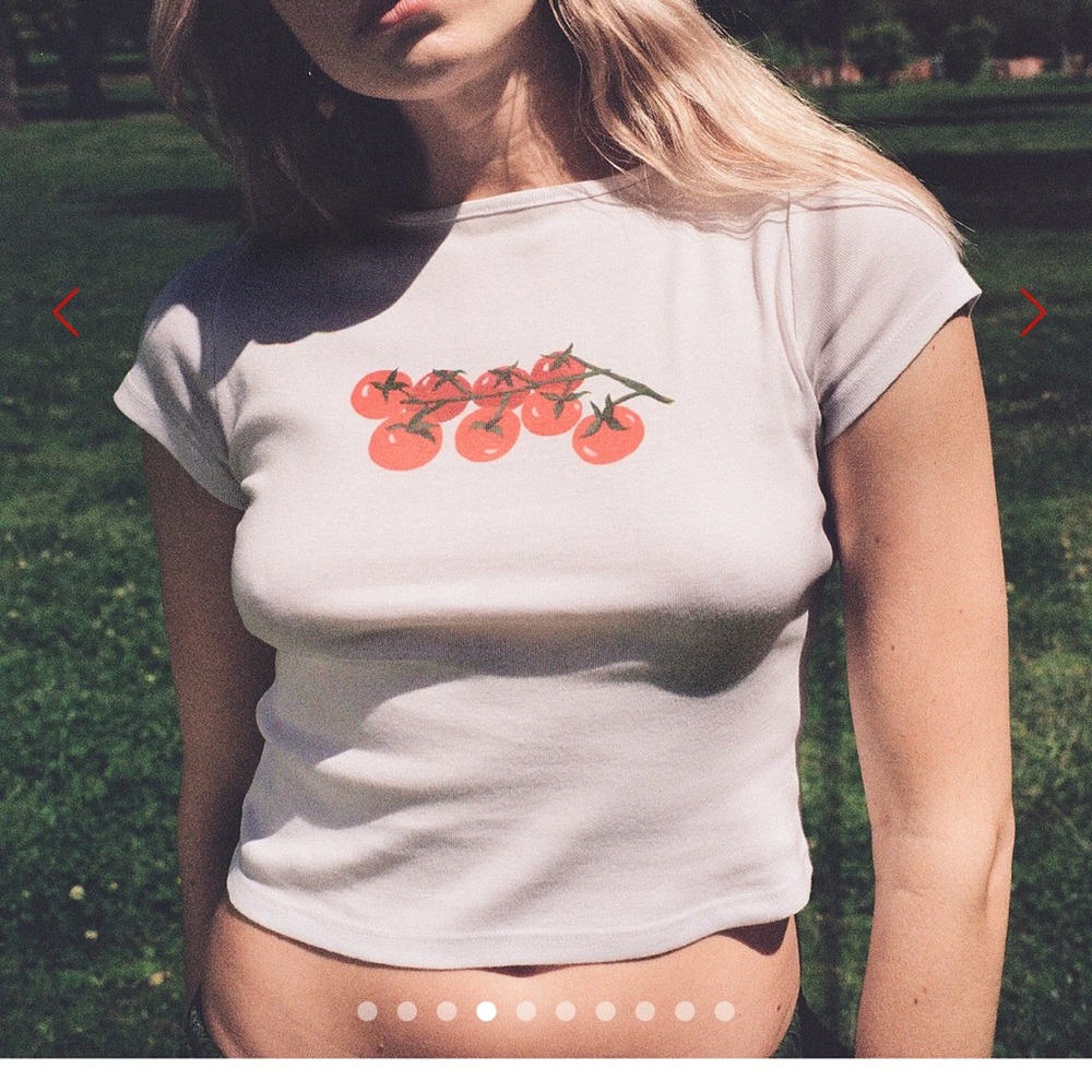 Lisa Says Gah Red Tomato/Pomodoro Graphic White Short Sleeve Tee - Picture 6 of 9